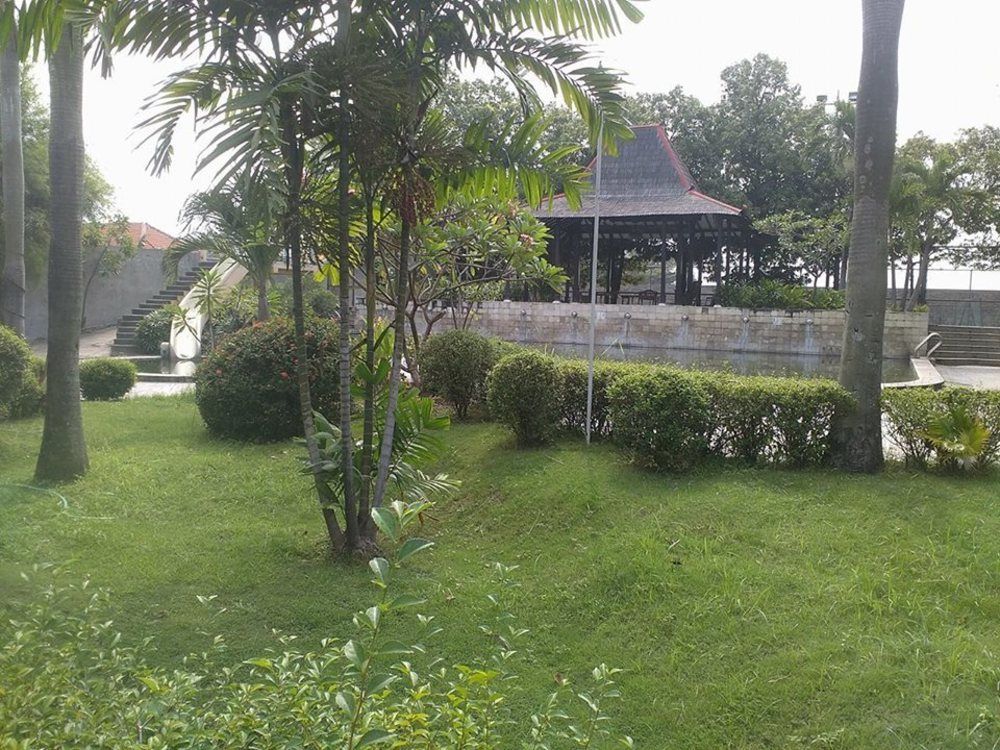 Istana Permata Juanda Hotel Sawotratap Exterior photo