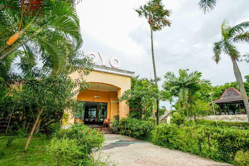 Istana Permata Juanda Hotel Sawotratap Exterior photo