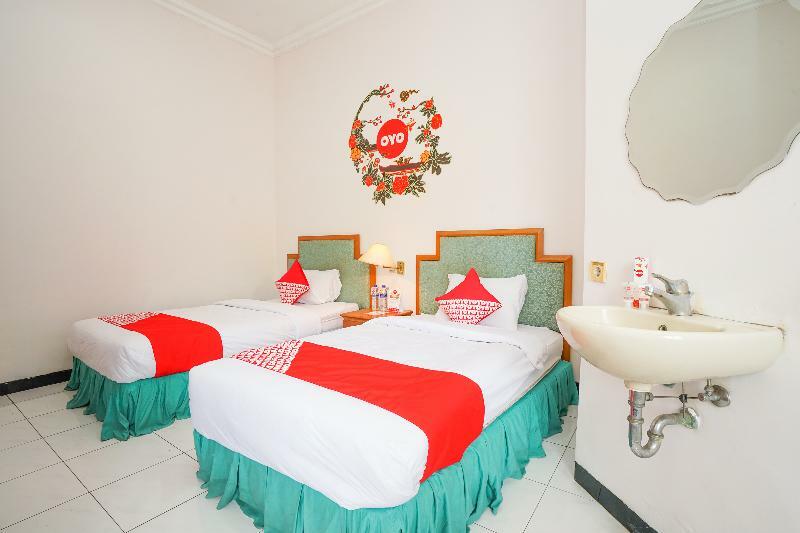 Istana Permata Juanda Hotel Sawotratap Exterior photo