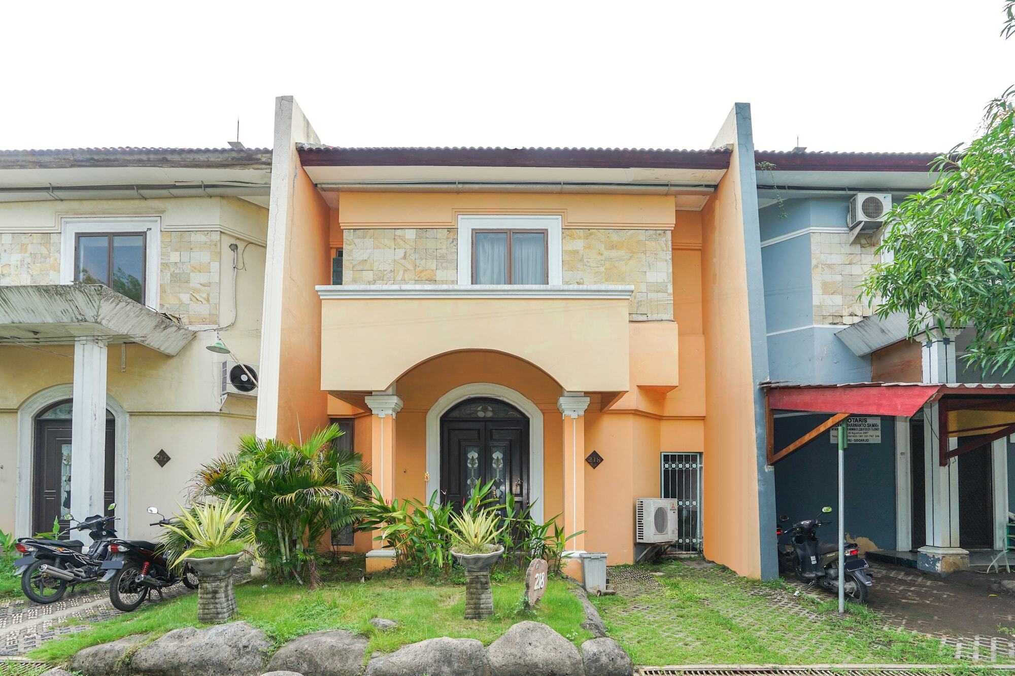 Istana Permata Juanda Hotel Sawotratap Exterior photo