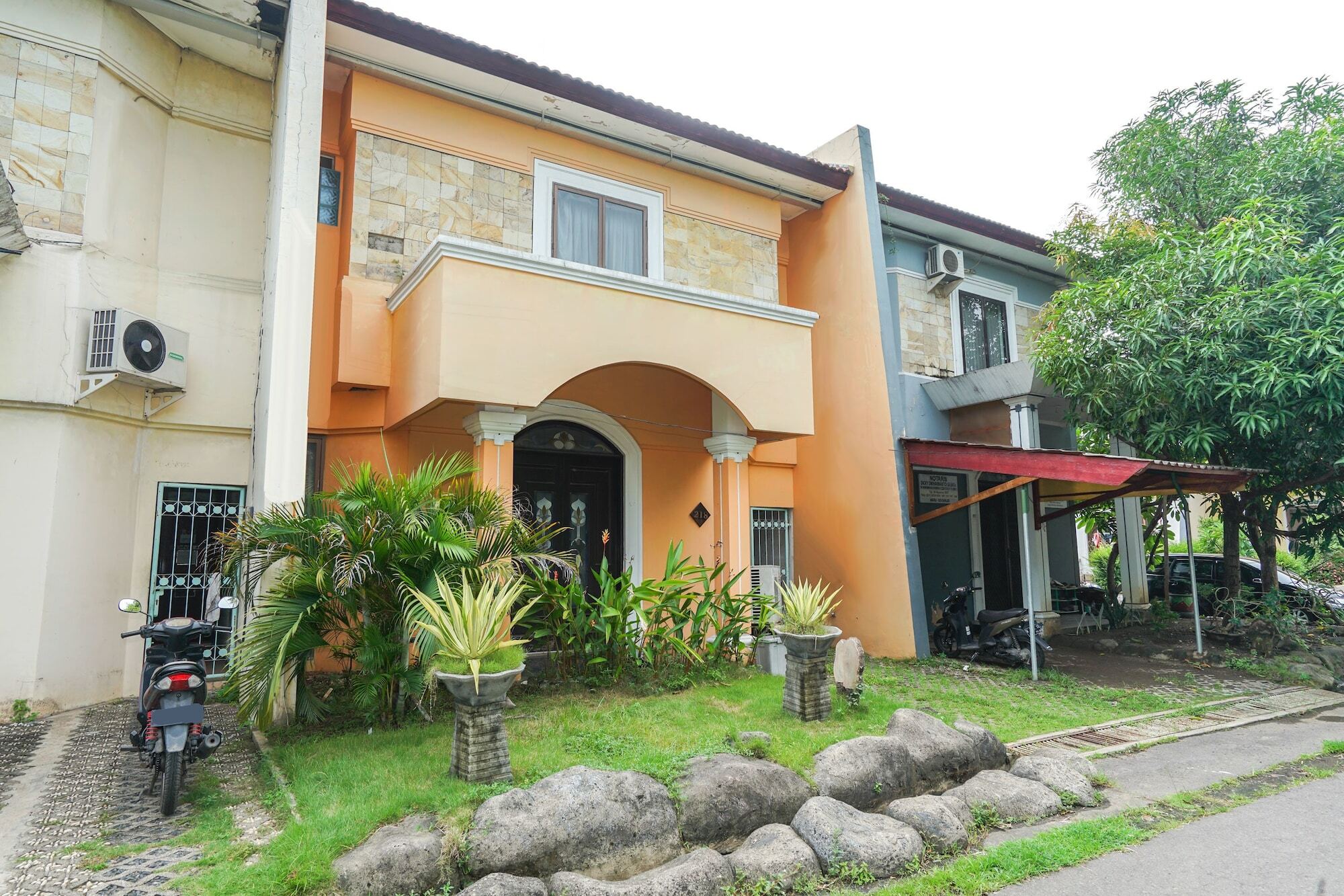 Istana Permata Juanda Hotel Sawotratap Exterior photo